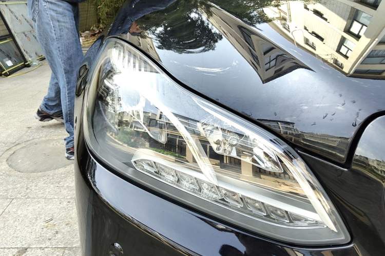 Used Mercedes-Benz E-Class 2014 Restyled E 300 L Sport Edition Right Front Headlight