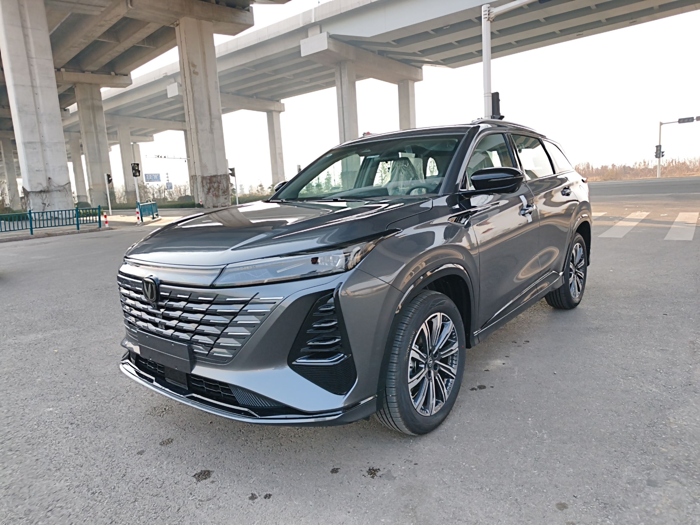 Под передней частью автомобиля