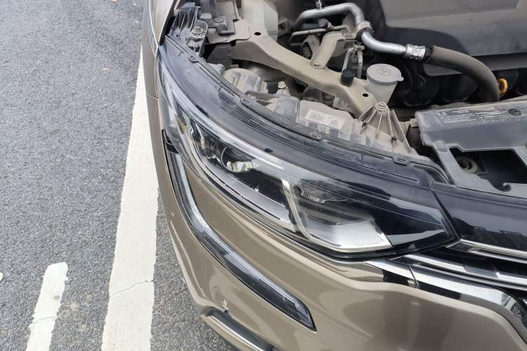 Used Renault Koleos 2018 2.0L Two-Wheel-Drive Luxury Edition Right Front Headlight