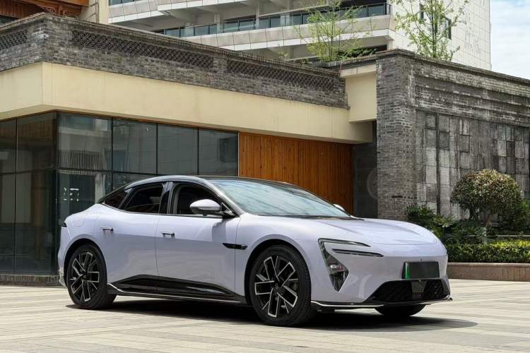 Used Avatr 06 2025 Pro Range-Extended Edition Front Right 45 Deg