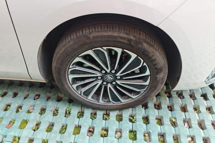 Used Buick GL8 New Energy 2025 Lu Shang Luxury Edition 7-Seater Right Front Wheel Hub