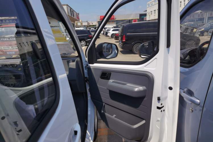 Used Wuling Yangguang 2024 300KM Comfort Version Passenger Van 75kW