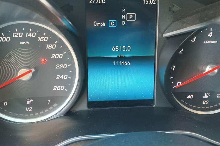 Used Mercedes-Benz C-Class 2019 C 180 L Fashion Edition Sport Version Odometer Close Up