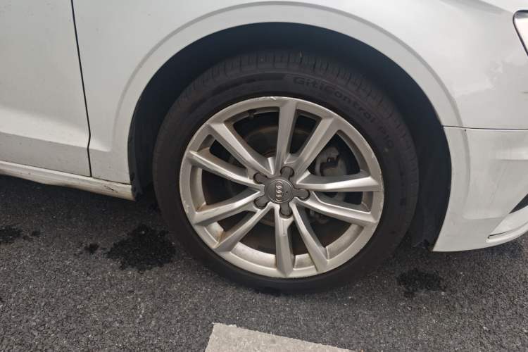 Used Audi A3 2015 Limousine 35 TFSI Millionth Anniversary Comfort Model Right Front Wheel Hub