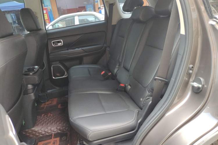 Used Mitsubishi Outlander 2018 2.0L Two-Wheel Drive Glory Edition 5 Seats Left Rear Seat