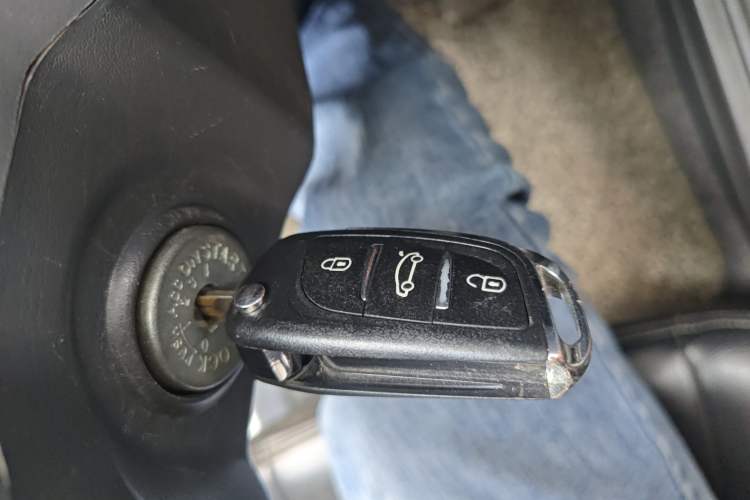 Used Dongfeng Ruichi 2017 2.5T Diesel Two-Wheel Drive Standard Version ZD25T5 Vehicle Key