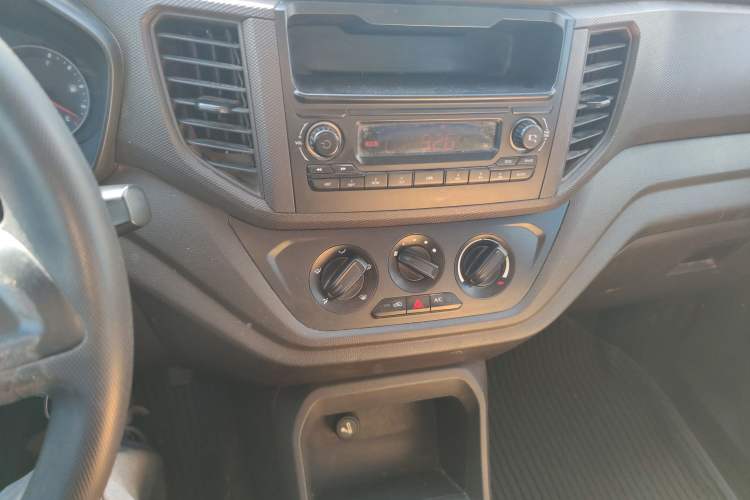 Used Wuling Hongguang V 2019 1.5L Enjoyment Version China VI LAR Audio And AC Panel