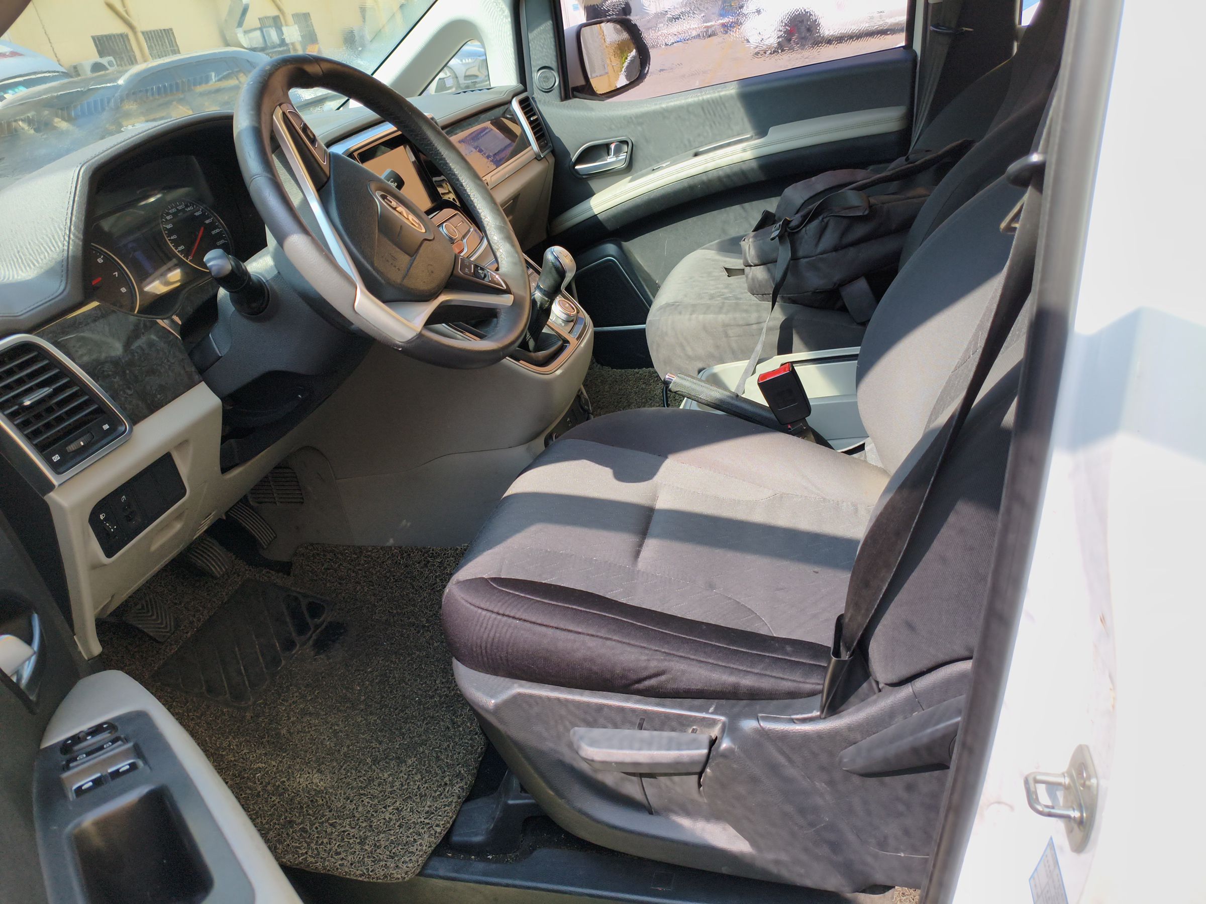 Переднее сиденье в автомобиле