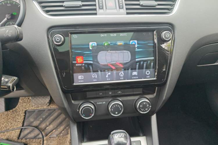 Used Skoda Octavia 2018 TSI230 DSG Luxury Edition Audio And AC Panel