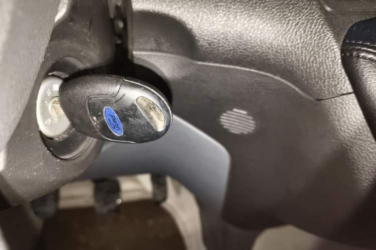 Used Ford Transit 2019 2.0T Diesel Multi-Purpose Commercial Vehicle Mid-Drive Mid-Roof 6-Seater China VI Standard
