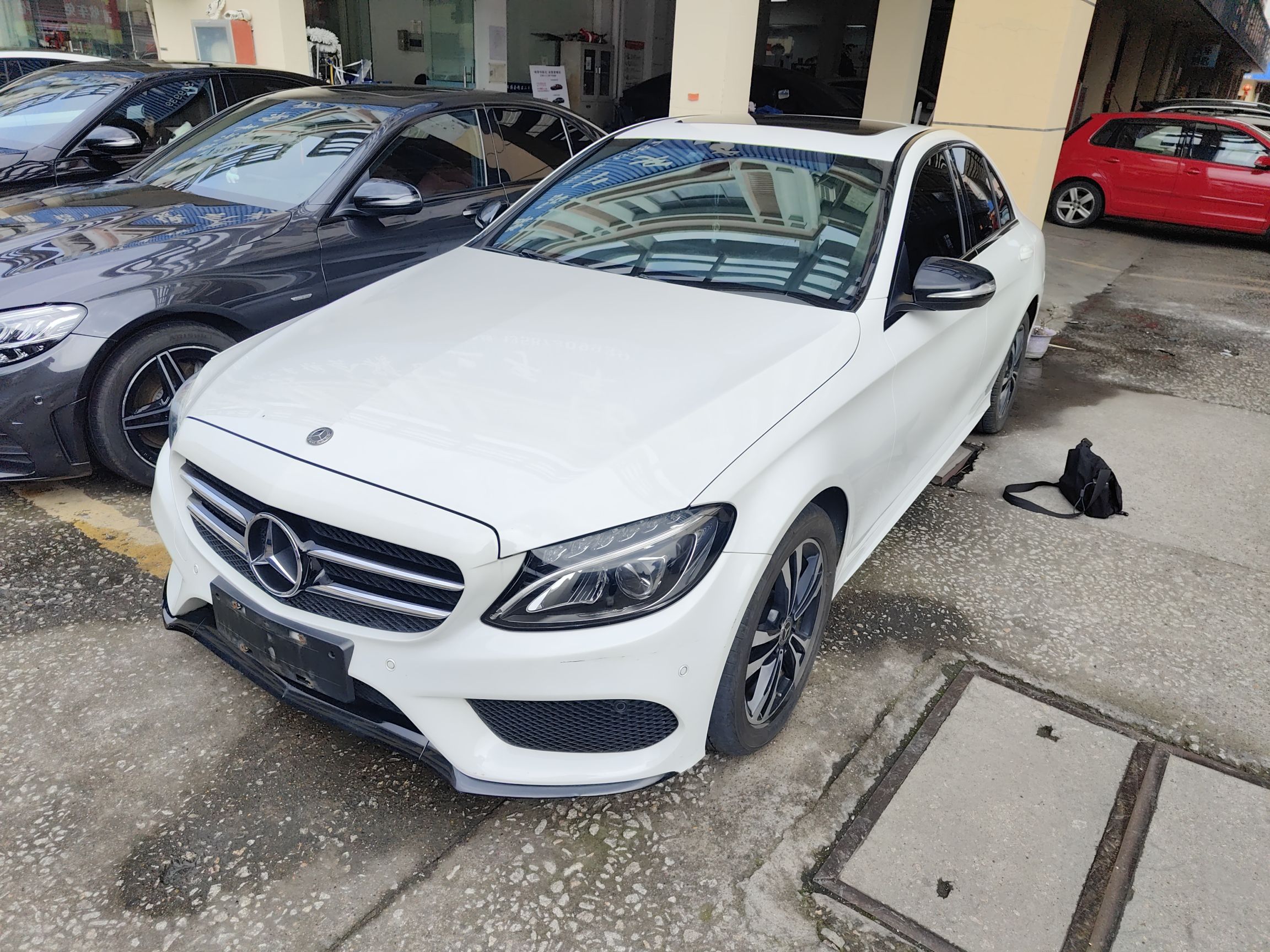 Под передней частью автомобиля