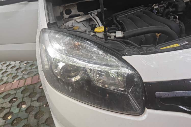 Used Renault Koleos 2014 Revised Version 2.0L Two-Wheel Drive Standard Edition Right Front Headlight