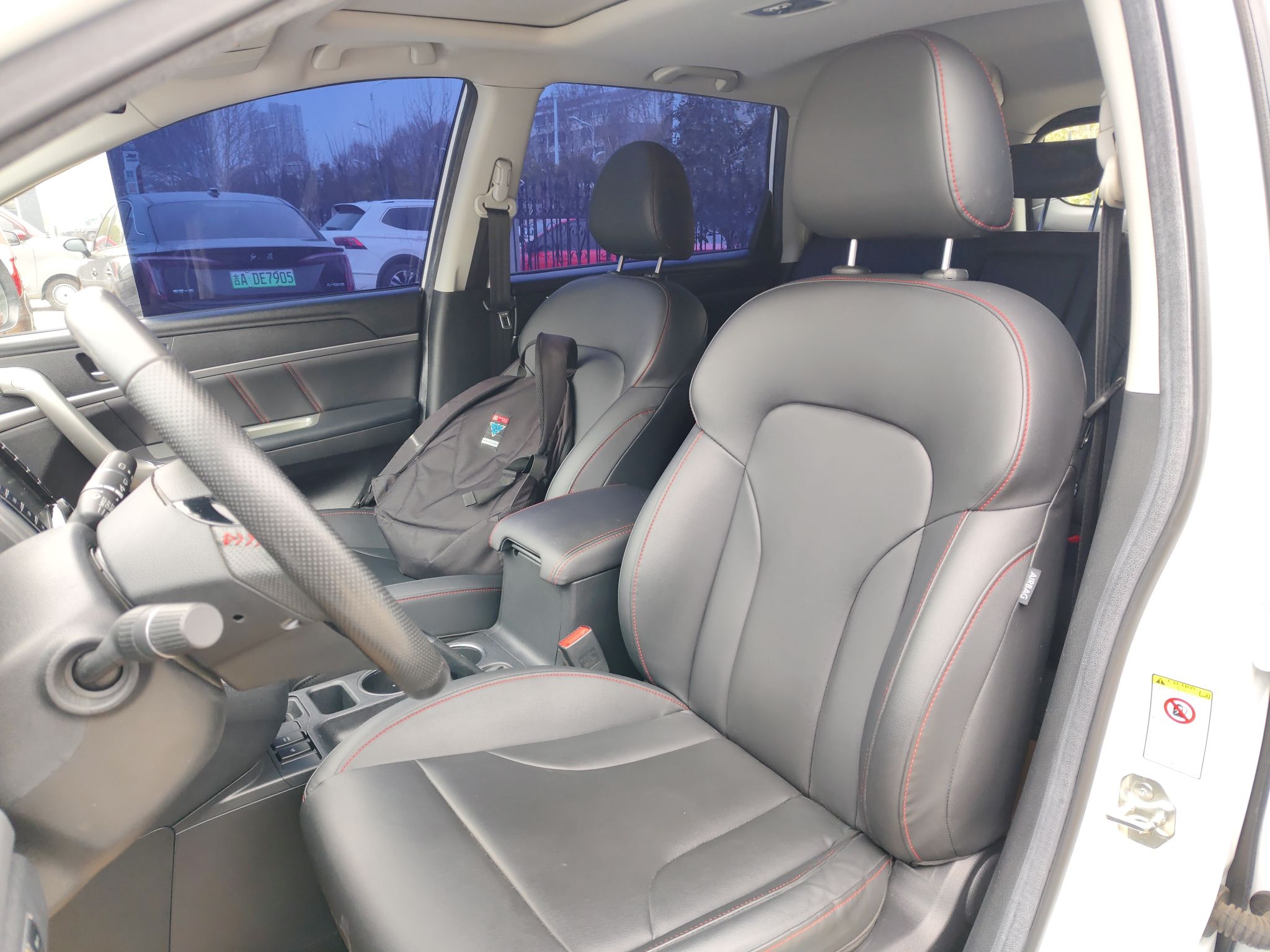 المقاعد الأمامية داخل السيارة