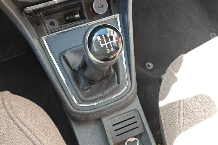 Used Volkswagen Bora 2016 1.6L Manual Fashion Edition Gear Lever