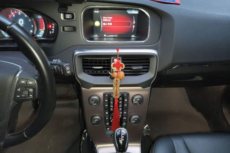 Used Volvo V40 2014 Cross Country T5 AWD Smart Luxury Edition Audio And AC Panel