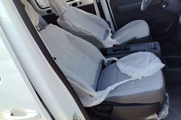 Used Wuling Yangguang 2024 300KM Comfort Version Passenger Van 75kW Right Front Seat