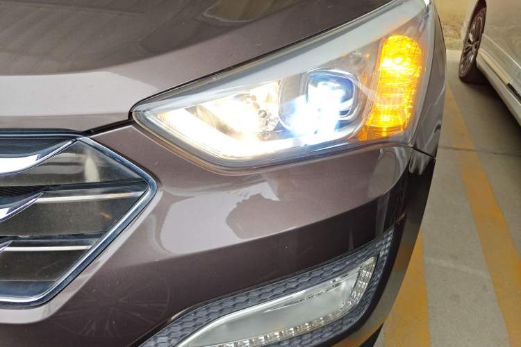 Used Hyundai Santa Fe 2013 2.4L Automatic Two-Wheel Drive Smart Version Left Front Headlight