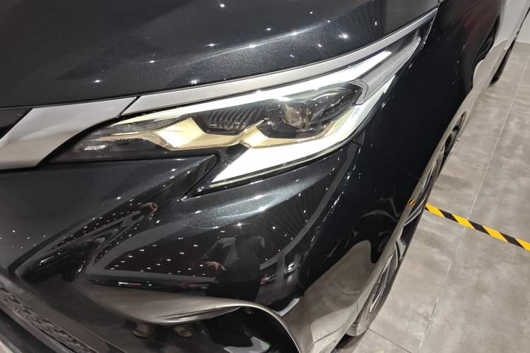 Used Toyota Granvia 2022 2.5L Hybrid Premium Edition
