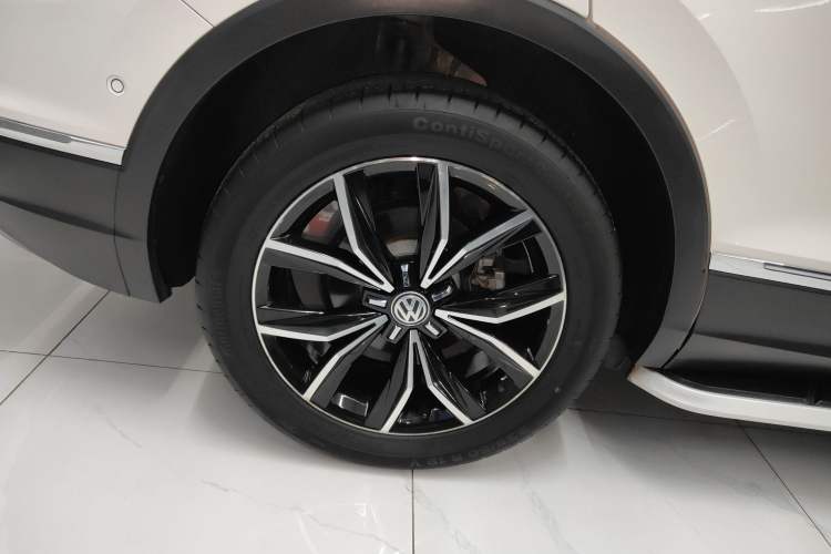 Used Volkswagen Tiguan L 2019 Revised 330TSI Automatic Two-Wheel Drive Smart & Luxury Edition China VI Standard
