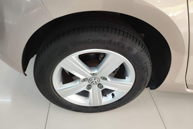 Used Volkswagen Golf 2014 1.4TSI Automatic Luxury Model Right Rear Wheel Hub