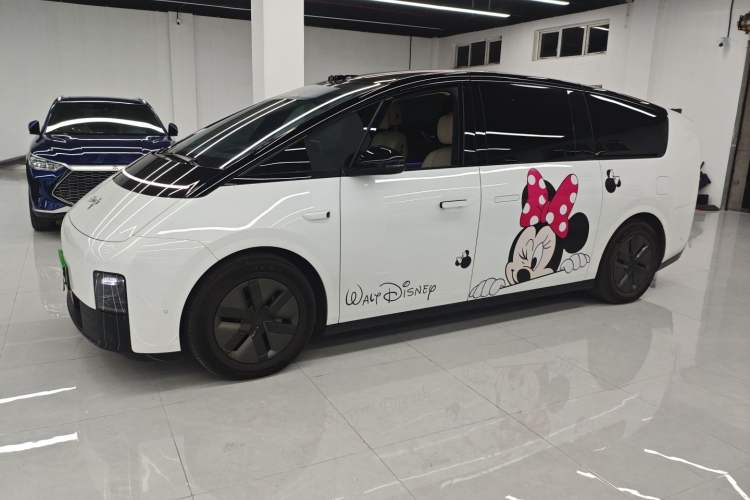 Used Li Auto MEGA 2025 Home Family Special Edition Exterior 3