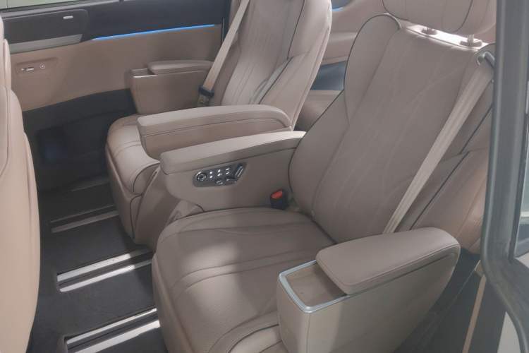 Used XPeng X9 2025 740 Ultra-Long Range Max Left Rear Seat