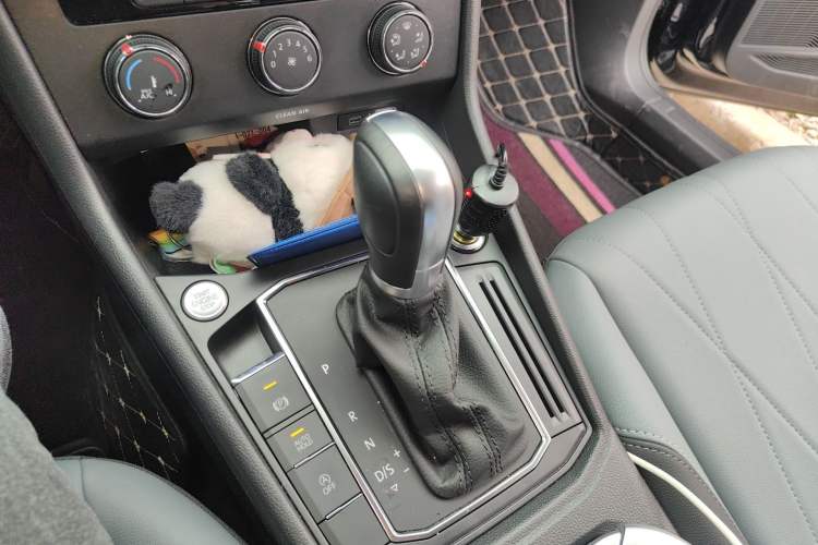 Used Volkswagen Lavida 2023 1.5L Automatic 5 Million Edition Gear Lever