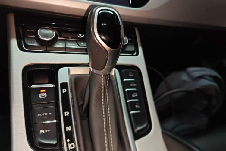 Used Geely Auto Emgrand X7 Sport 2016 1.8TD Automatic Smart Connectivity Version Gear Lever