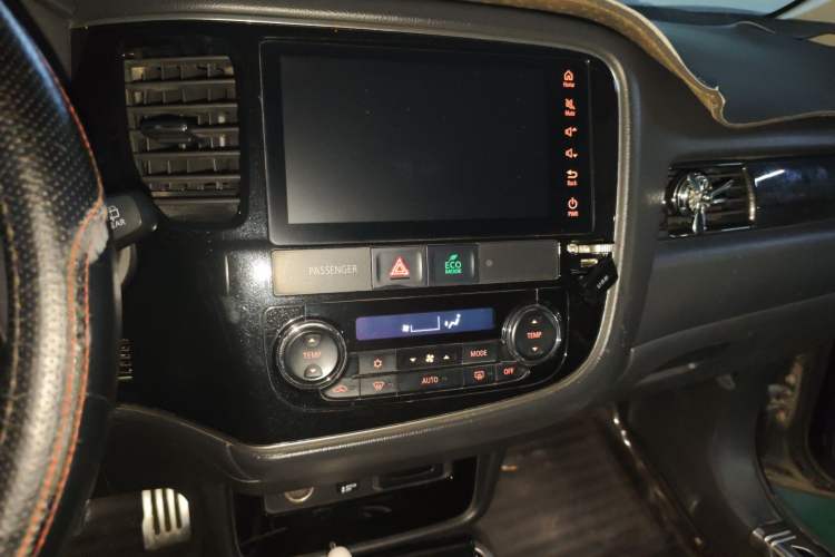 Used Mitsubishi Outlander 2018 2.4L 4x4 Elite Edition 5 Seats Audio And AC Panel