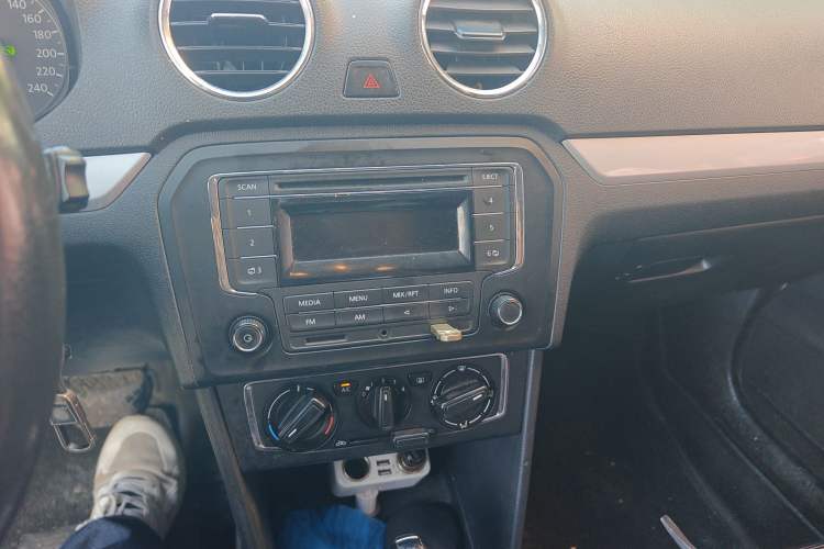 Used Volkswagen Jetta 2015 Value Edition 1.6L Automatic Comfort Version Audio And AC Panel