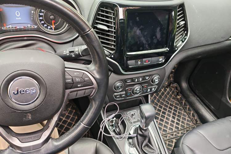 Used Jeep Cherokee 2019 2.0T Two-Wheel Drive Smart Enjoyment Version China VI