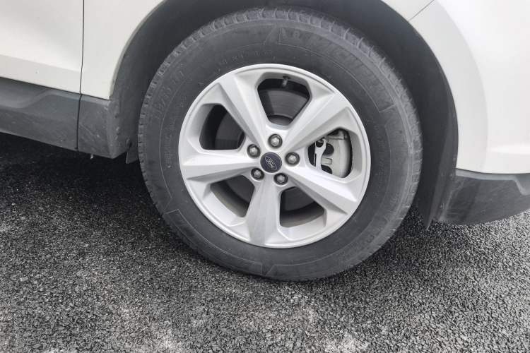 Used Ford Edge 2016 EcoBoost 245 Two-Wheel-Drive Titanium 5-Seater Right Front Wheel Hub