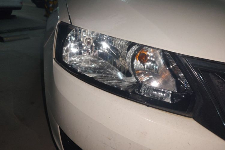 Used Skoda Rapid Spaceback 2016 Revised Version 1.6L Manual Front-Drive Edition Right Front Headlight