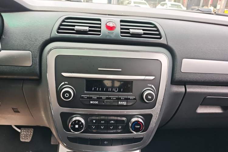 Used JAC Group T6 2022 2.0T Diesel Two-Wheel Drive Engineering Version with Long Wheelbase Audio And AC Panel