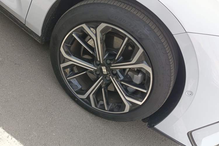 Used Geely Galaxy E8 2025 700 km Long-Range Intelligent Driving Version Right Front Wheel Hub
