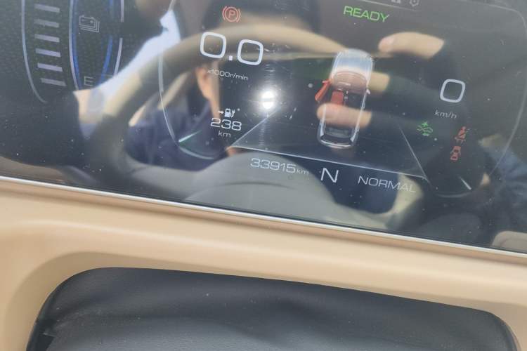 Used ORA Good Cat 2022 Morandi Edition 400km Standard Range Premium Version Lithium-Ion Battery Odometer Close Up