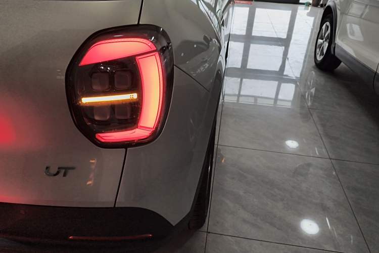 Used AION UT 2025 330 Starlight Edition Exterior 3