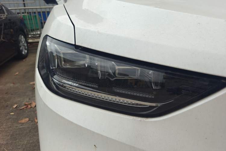 Used Wey VV5 2021 1.5T Two-Wheel Drive Color Pioneer Right Front Headlight