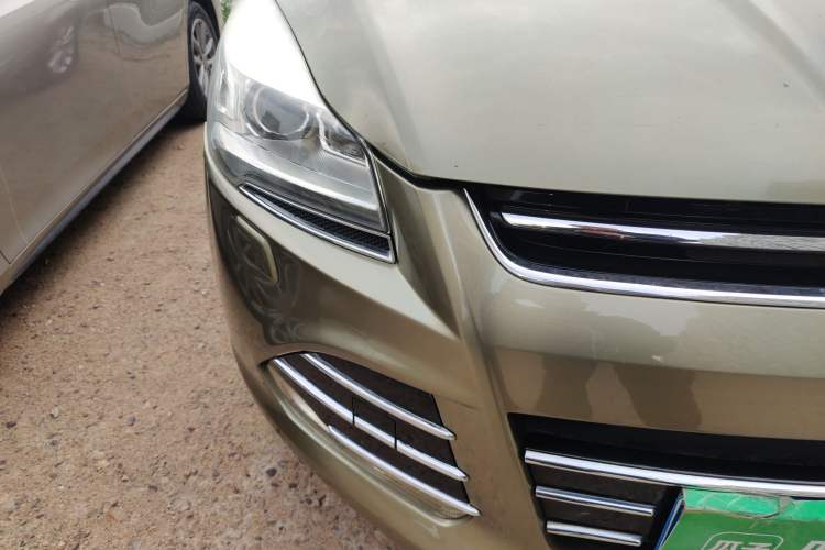 Used Ford Kuga 2013 2.0L GTDi Four-Wheel-Drive Sport Model Right Front Headlight