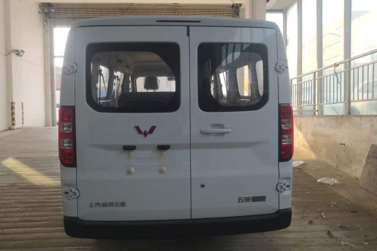 Used Wuling Yangguang 2024 300KM Comfort Version Passenger Van 75kW