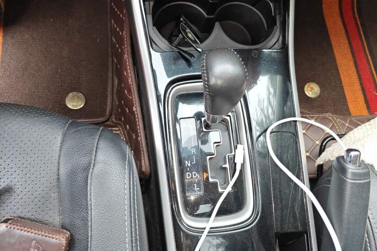 Used Mitsubishi Outlander 2017 2.0L Two-Wheel Drive Glory Edition 5 Seats Gear Lever