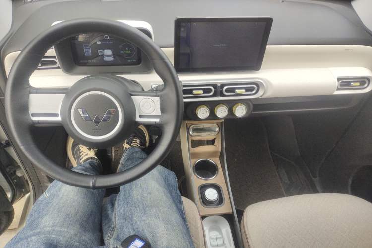 Used Wuling Hongguang MINIEV 2024 3rd Generation 215km Youth Edition Center Console