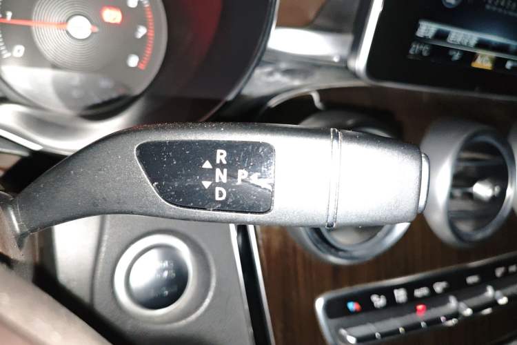 Used Mercedes-Benz GLC 2018 GLC 260 4MATIC Dynamic Edition Gear Lever