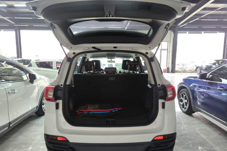 Used FORTHING T5 2022 Grand Edition 1.6L Manual Dream-Chasing Five-Seat Model Trunk