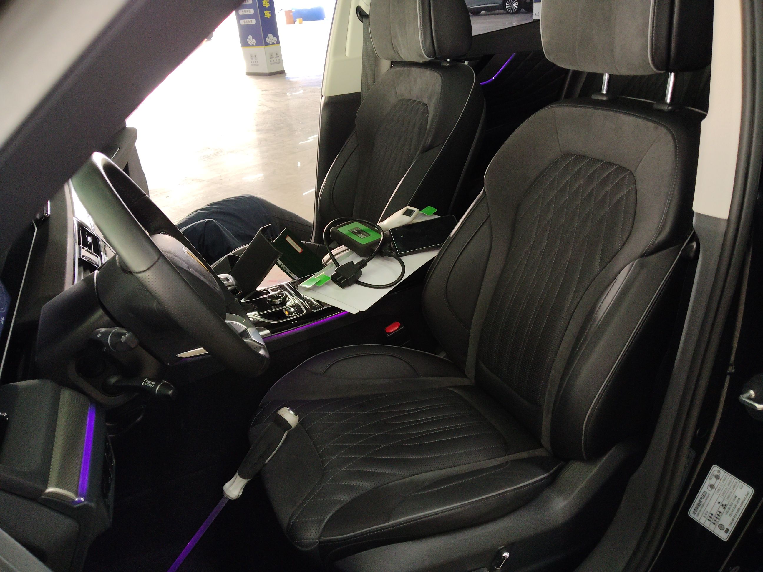 المقاعد الأمامية داخل السيارة