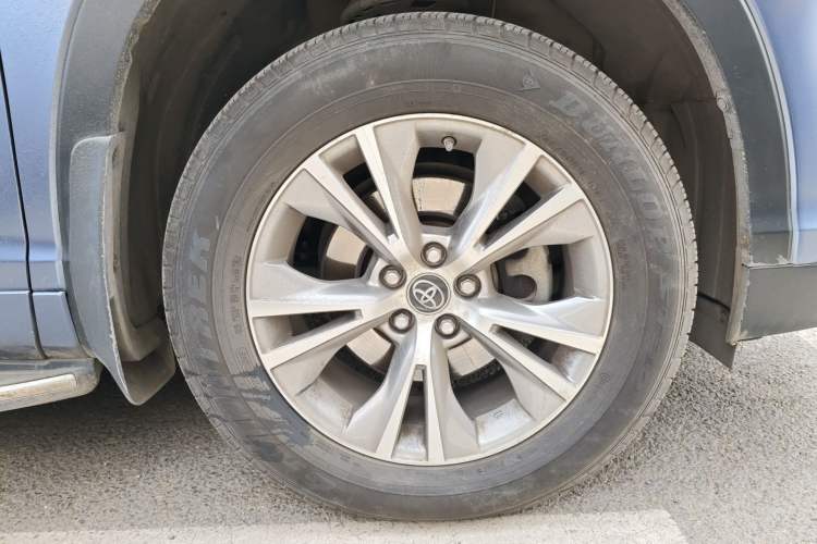 Used Toyota Highlander 2017 2.0T Four-Wheel Drive Elite Edition 7-Seater Right Front Wheel Hub