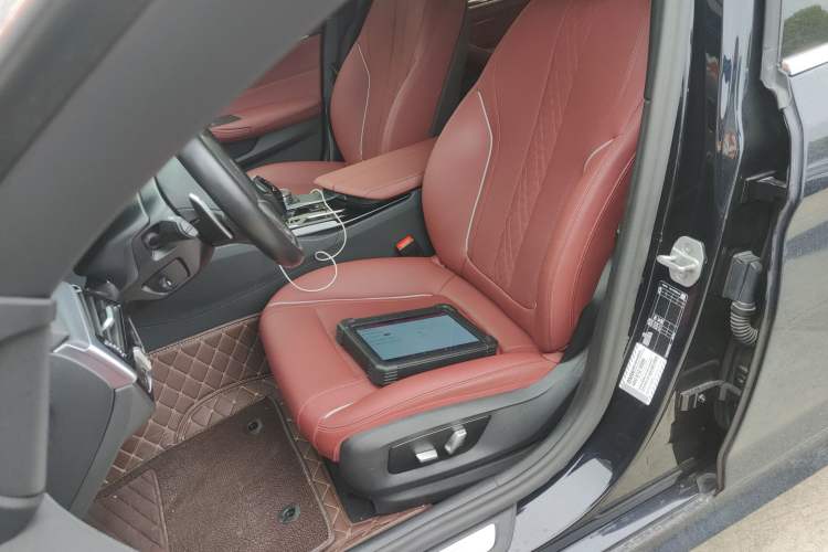 Used BMW 5 Series 2023 Restyled 530Li Leading Edition M Sport Package Left Front Seat