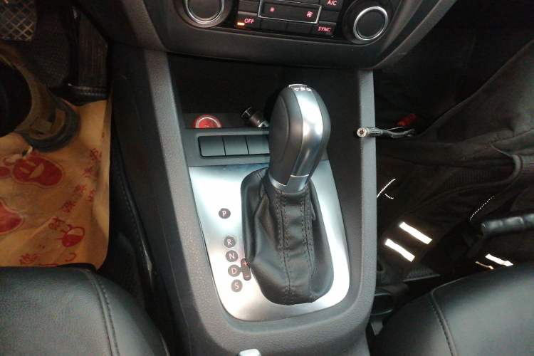 Used Volkswagen Sagitar 2014 1.4TSI Automatic Luxury Model Gear Lever