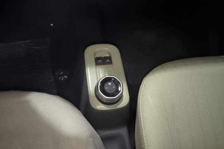 Used Geely Galaxy Panda 2024 Panda Mini 200km Endurance Bear Gear Lever