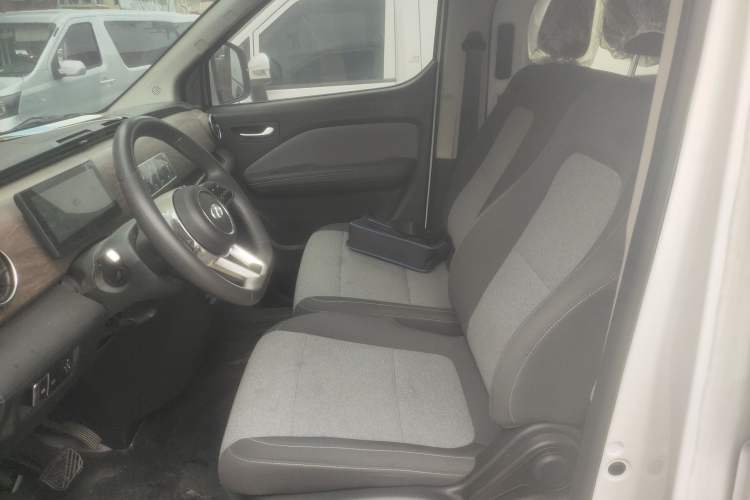 Used Ruichi EC75 2025 Model Passenger Vehicle Smart Driving Ultra-Charging Edition, Pioneer Type I, 52.16 kWh